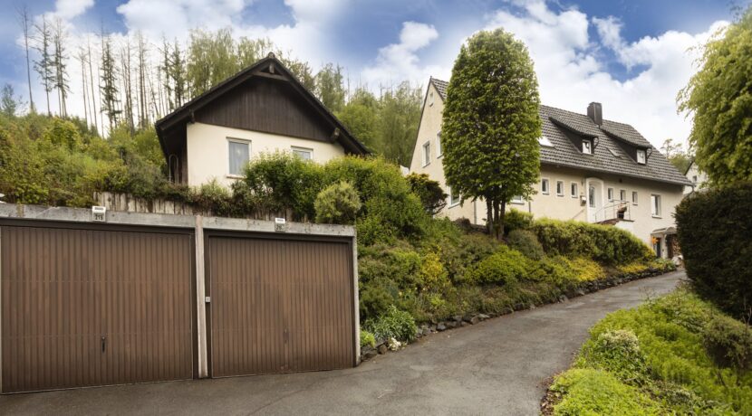 Ansicht mit Garagen und Tiny House