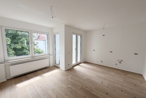 Wohnzimmer mit offener Küche