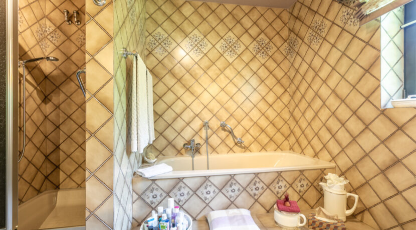 Badewanne + Dusche