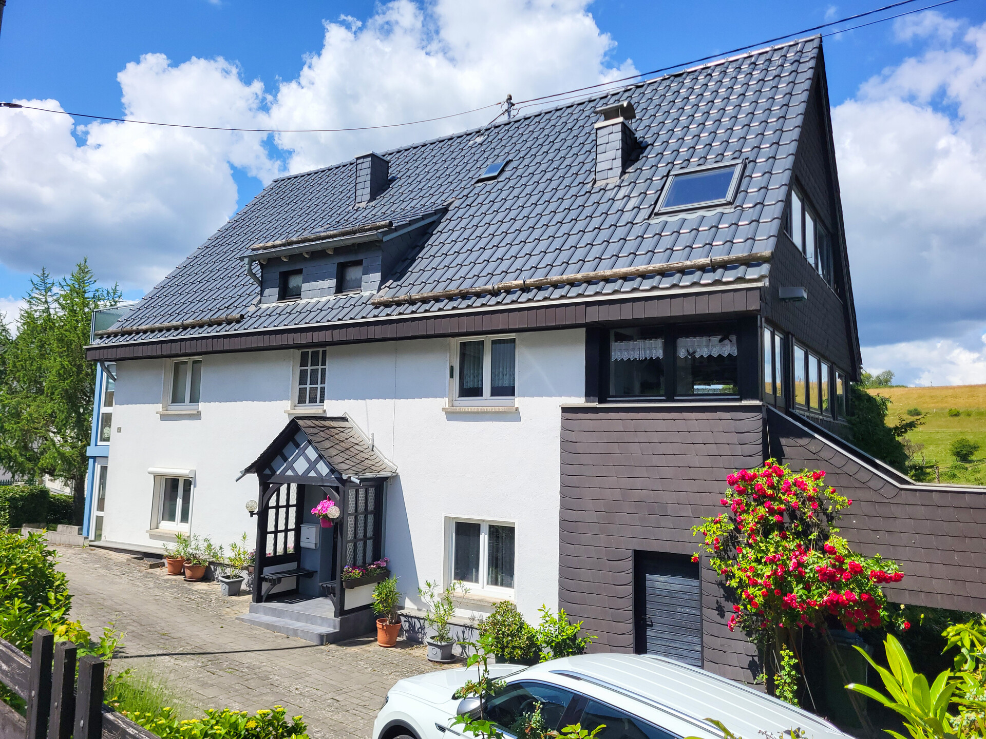 Großzügiges Wohnhaus mit renovierter Einliegerwohnung, Doppelgarage und gepflegtem Garten!