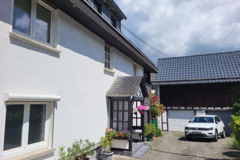 Innenhof mit Doppelgarage