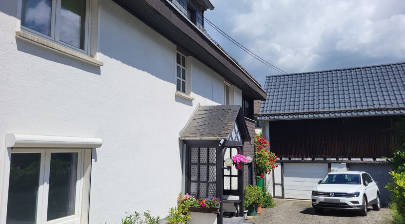 Innenhof mit Doppelgarage