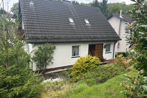 vom Garten auf das Haus geblickt