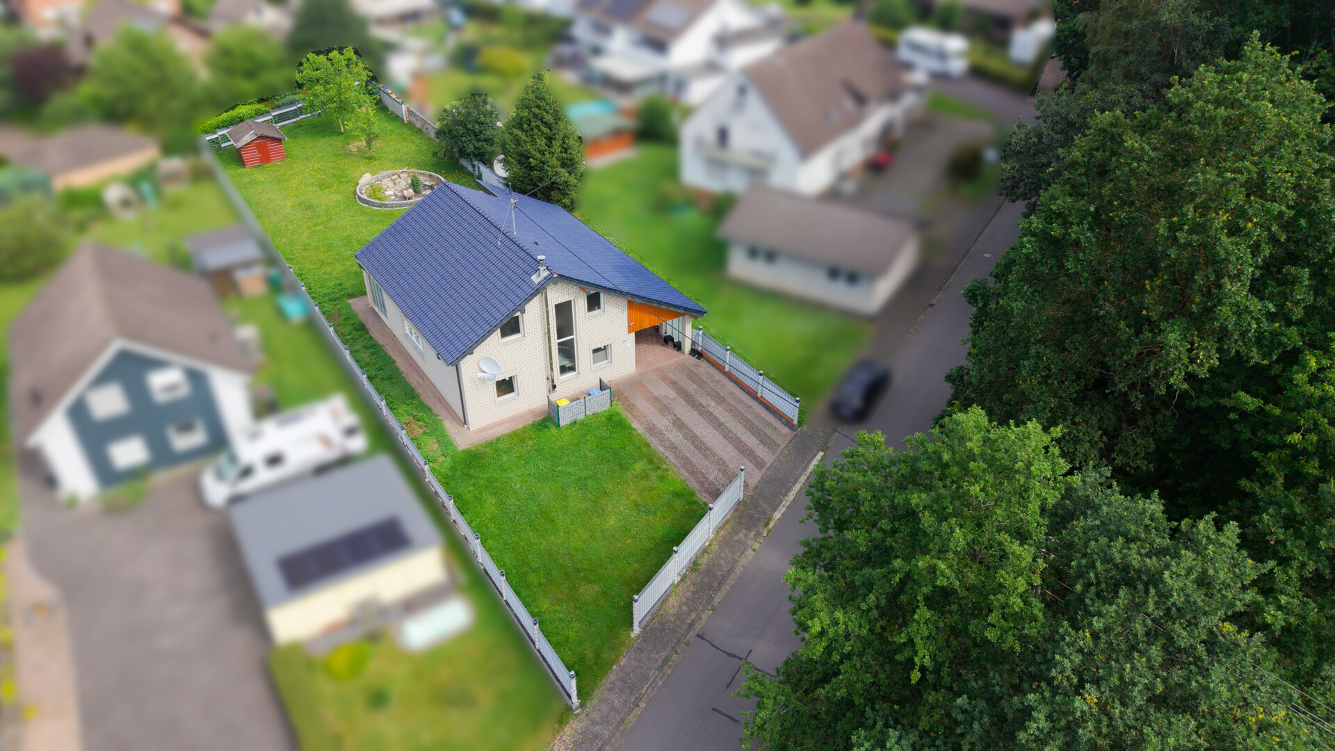 Verklinkertes Einfamilienhaus mit Wintergarten, Garage und Garten in ruhiger Wohnlage!