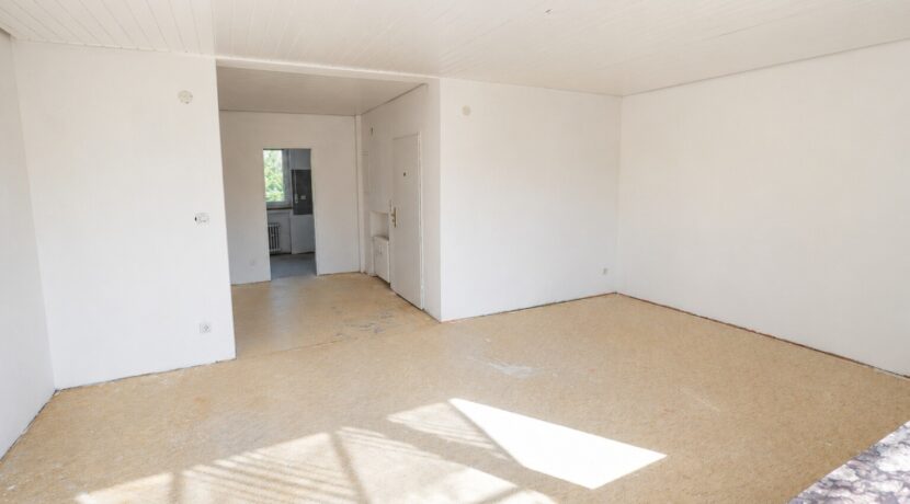 Blick vom Balkon zurück ins Wohnzimmer