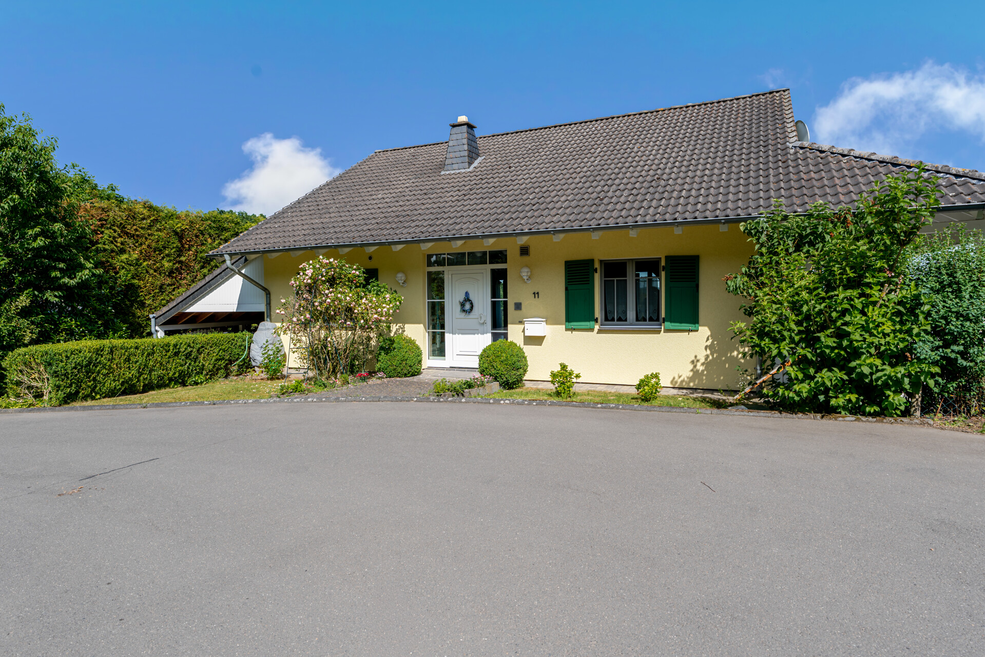 Großzügiges Einfamilienhaus im Landhausstil mit grüner Fernsichtlage