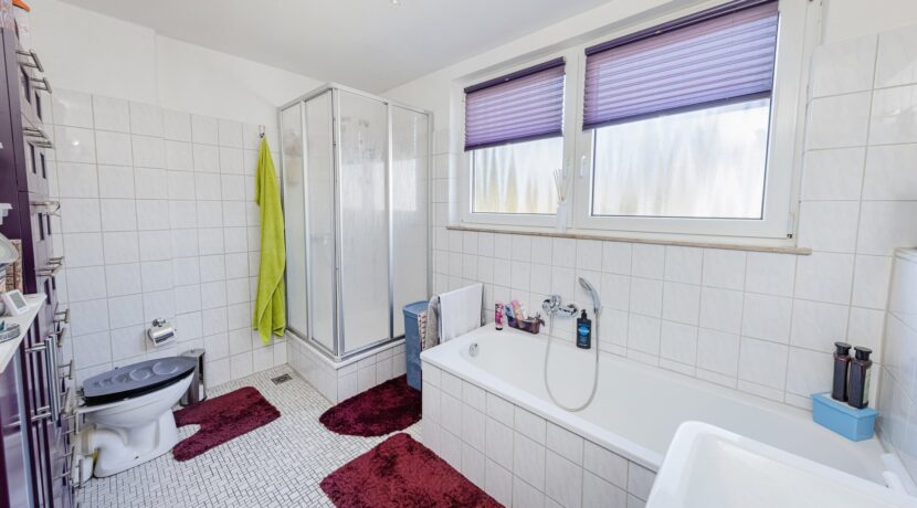 Tageslichtbad mit Dusche und Wanne