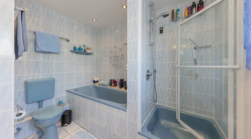 großes Badezimmer