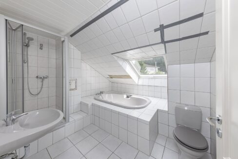 Familienbad mit Wanne, Dusche und Fenster