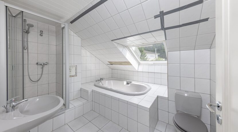 Familienbad mit Wanne, Dusche und Fenster