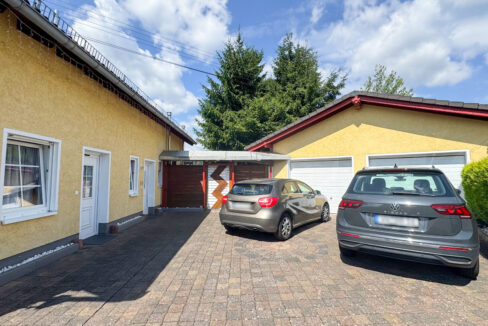 Hofbereich mit Doppelgarage