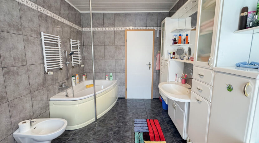 Tageslichtbad mit Wanne und Dusche
