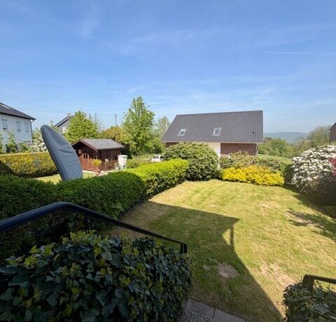 Haushälfte rechts - Blick in den tollen Garten
