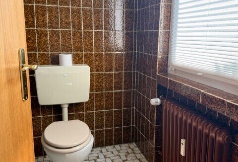 Haushälfte rechts - Gäste-WC mit Fenster