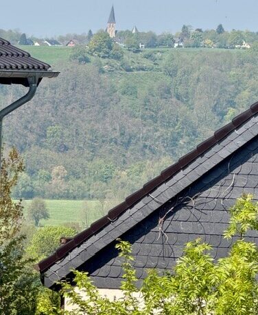 Haushälfte rechts - Toller Blick vom Balkon Richtung Bödingen