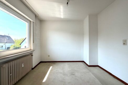 Haushälfte rechts - 1.Zimmer rechts unmöbliert