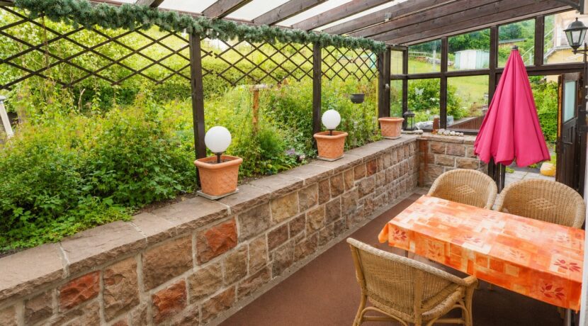 Überdachter Terrasse im Hauseingangsbereich