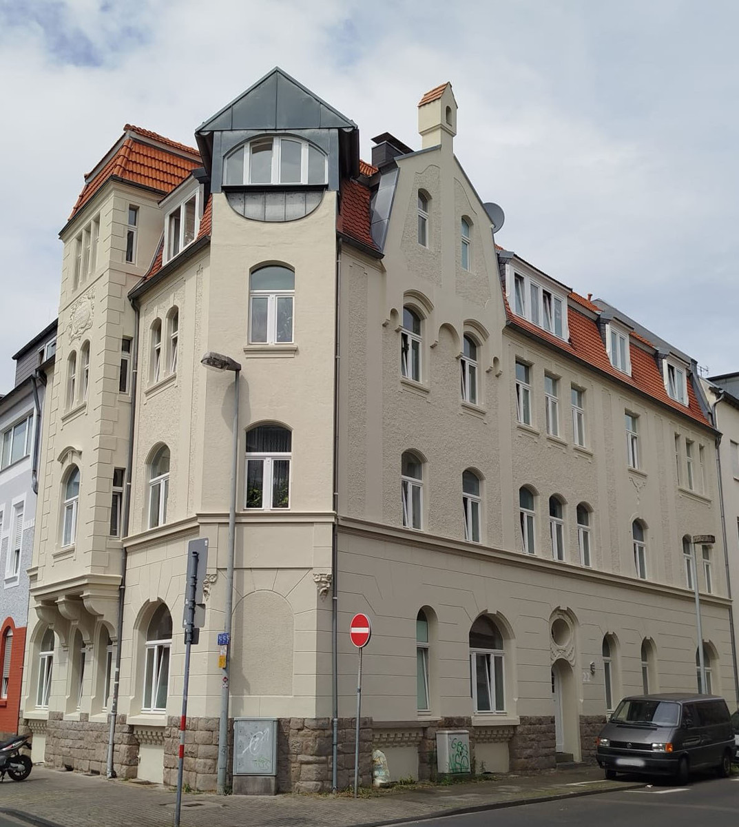 Heller Altbau mit Erker und viel Platz!