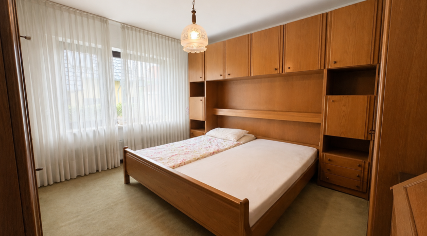 Schlafzimmer ( EG )