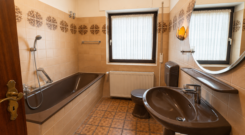Badezimmer ( EG )
