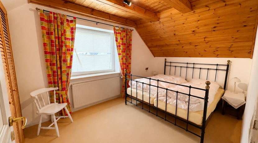Schlafzimmer ( OG )