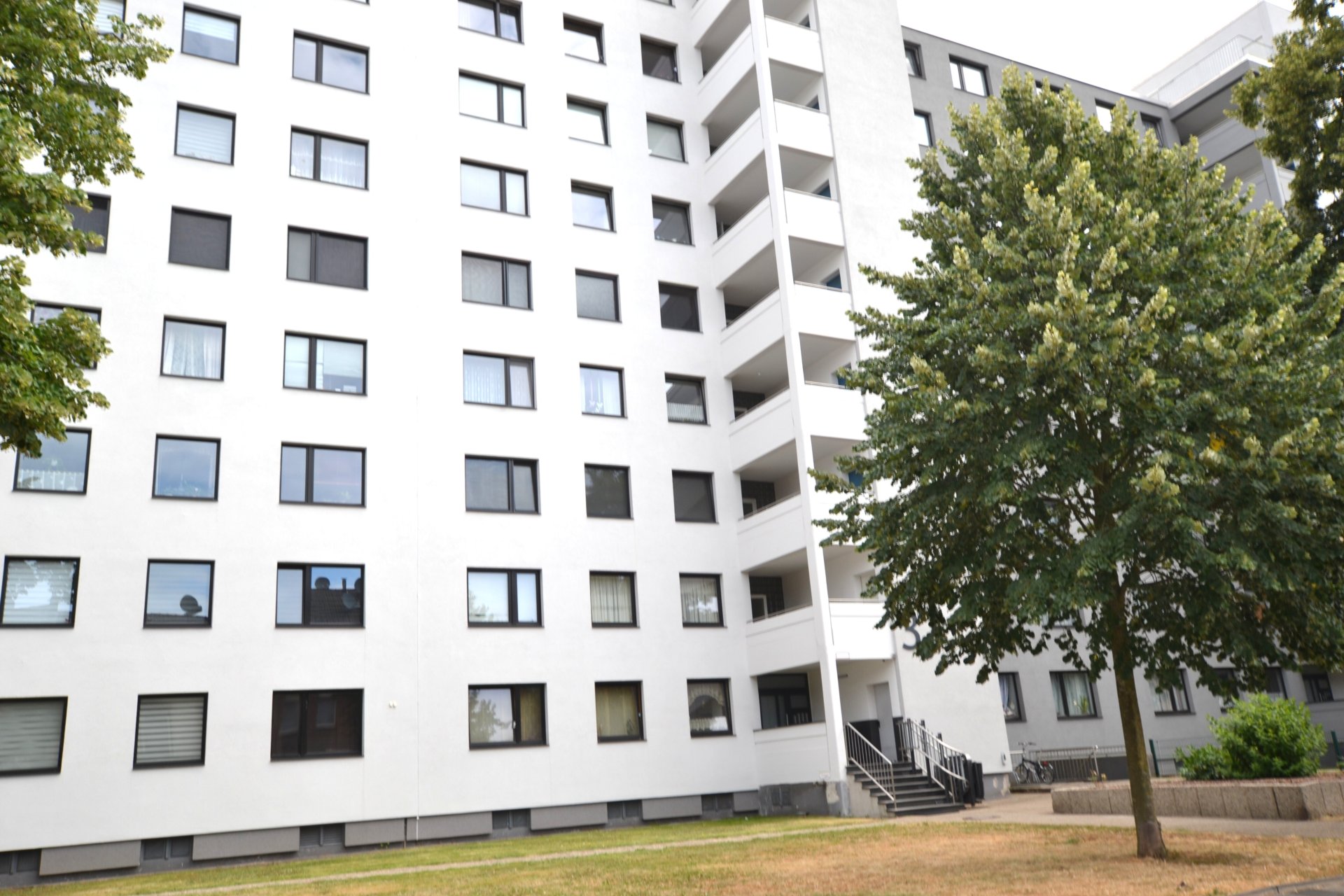 Einziehen oder vermieten. Fertig. Eingerichtete Eigentumswohnung mit Aufzug und /Rollstuhlrampe