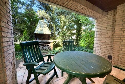 Überdachte Terrasse im Erdgeschoss