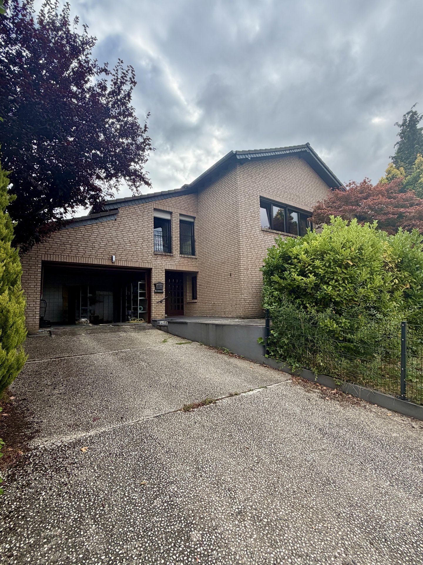 Großzügiges Zweifamilienhaus mit verschiedenen Nutzungsmöglichkeiten + zusätzlichem Baugrundstück