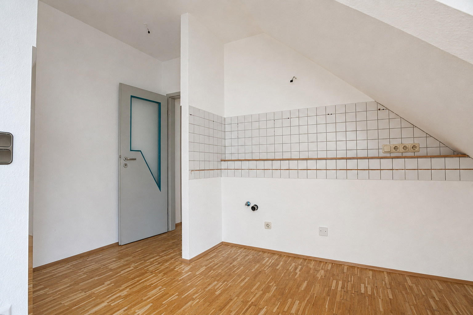 Helle ca. 45m² große 2-Zimmer-Dachgeschosswohnung mit Tageslichtbad - Photo 1