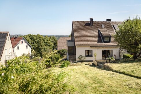 Blick auf das Haus vom Garten