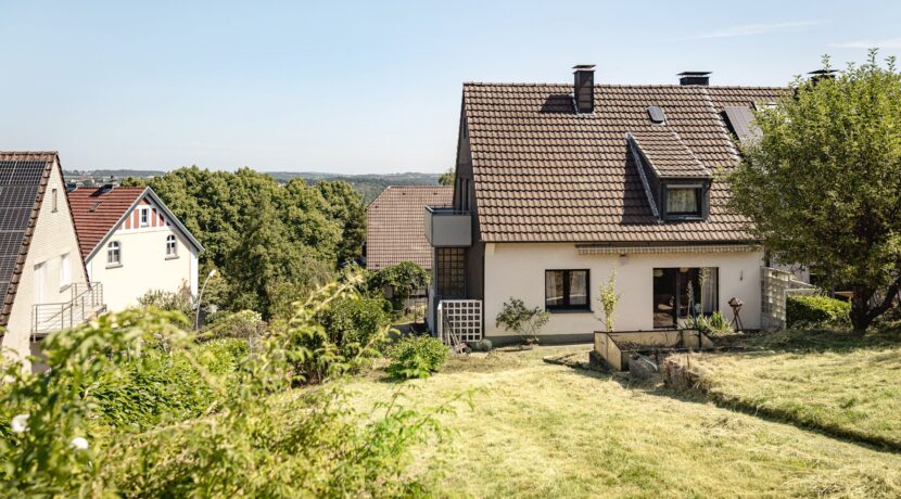 Blick auf das Haus vom Garten