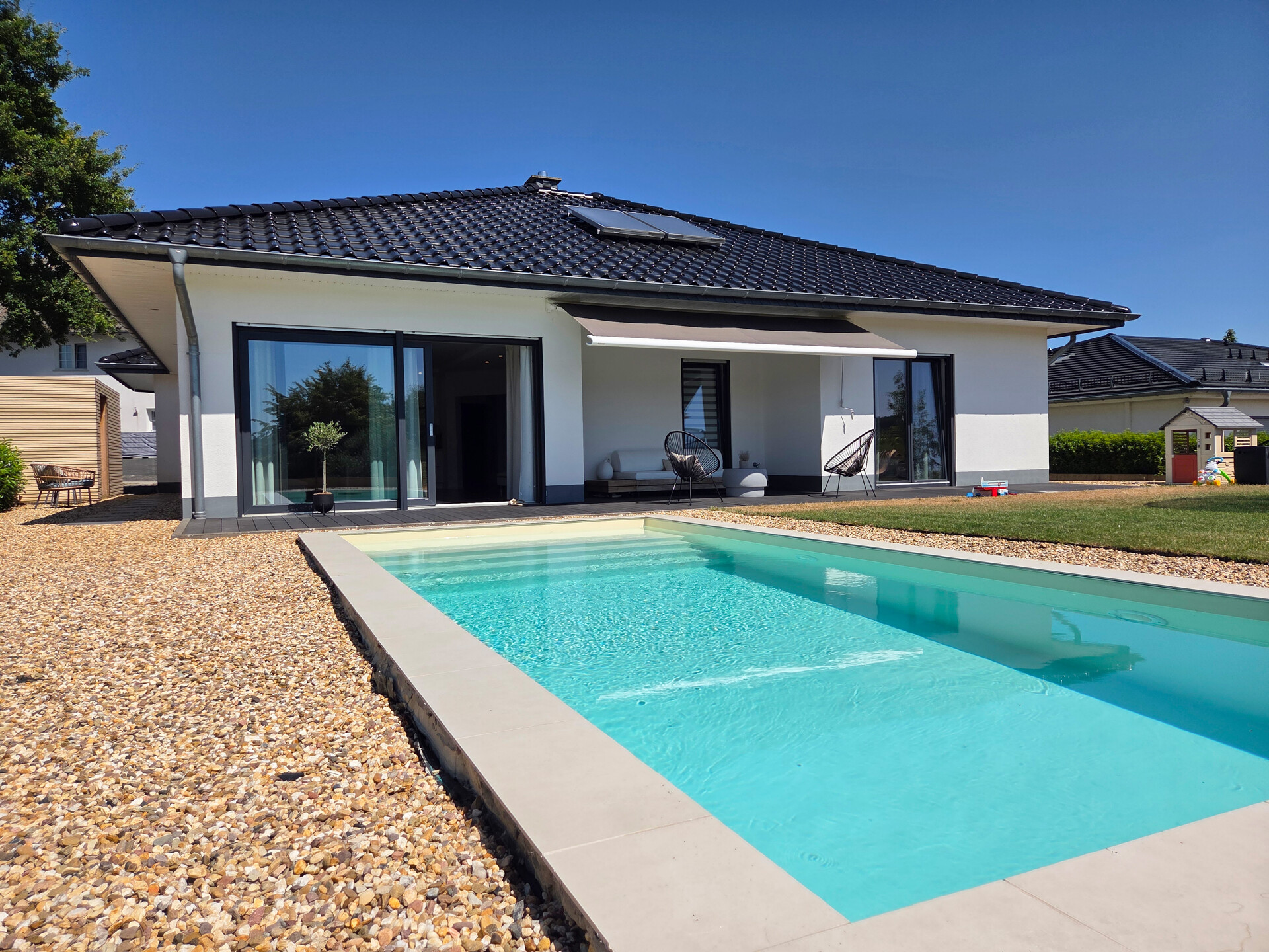 Modernes Wohnen auf einer Ebene mit Garage, Pool & unverbaubarer Aussicht – stilvoll, hochwertig, naturnah!
