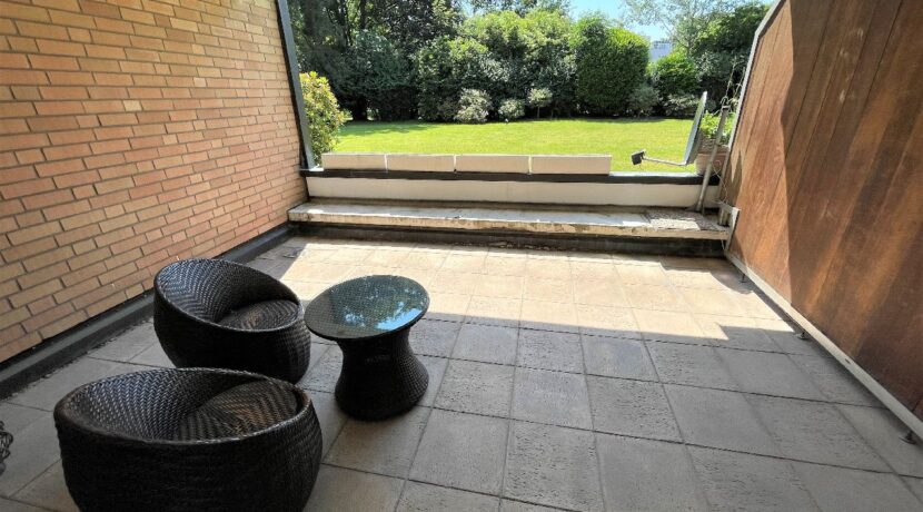 Terrasse mit Blick zum Garten