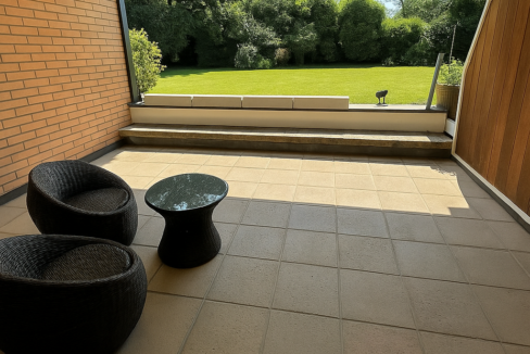 Westterrasse mit Gartenblick