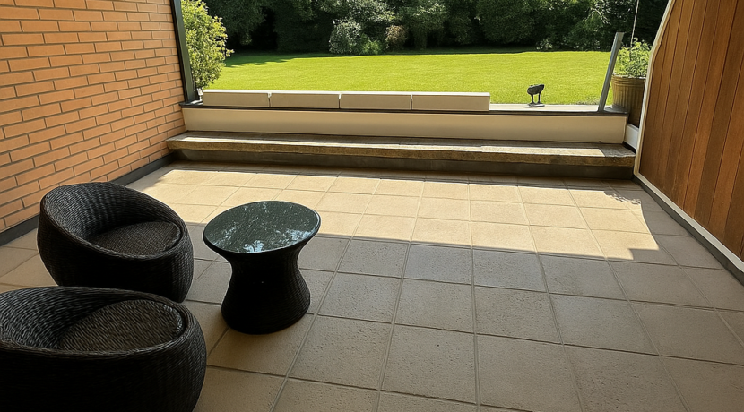 Westterrasse mit Gartenblick