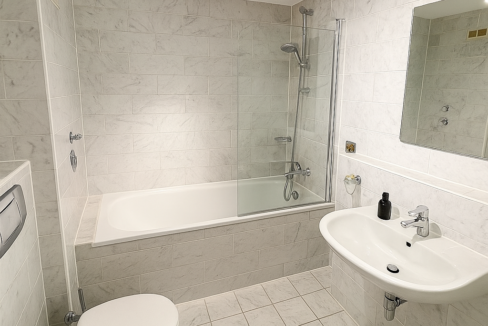 Bad mit Wanne und Duschabtrennung