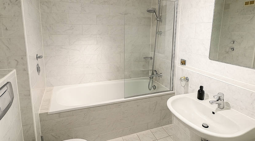 Bad mit Wanne und Duschabtrennung