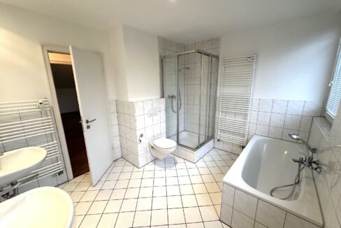Bad mit Wanne und Fenster