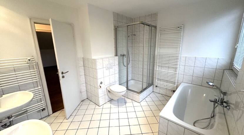Bad mit Wanne und Fenster