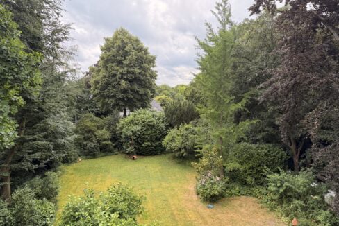 Blick in den parkähnlichen Garten