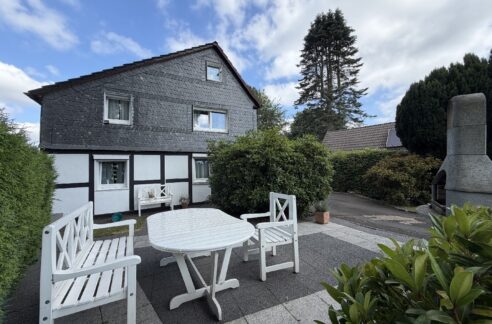 Hausansicht mit Terrasse