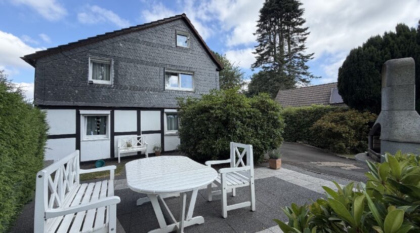 Hausansicht mit Terrasse