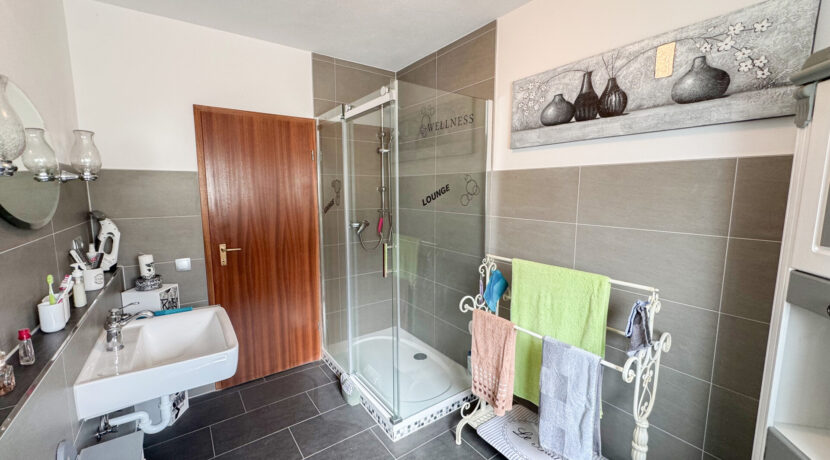 Tageslichtbad mit Dusche