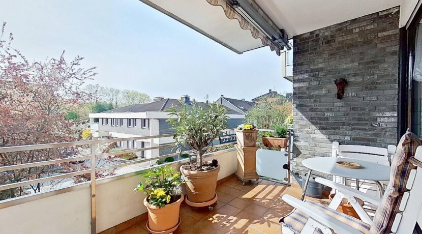 mit großer Terrasse