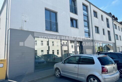 Fensterfront & Parkplätze