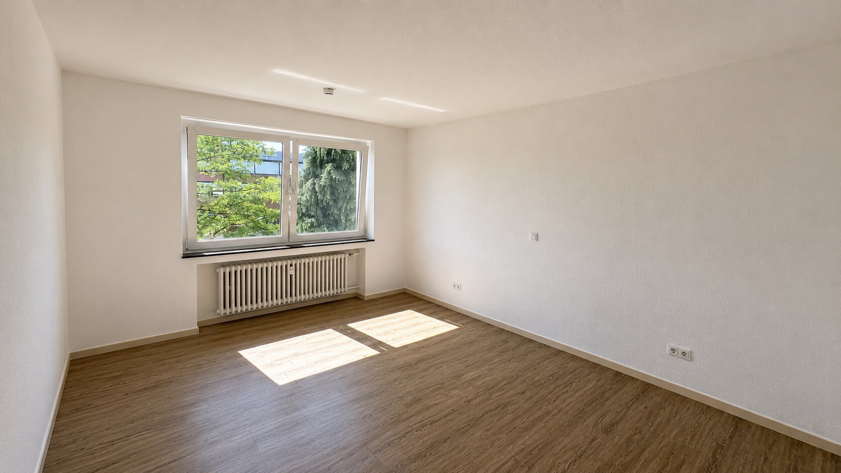 MODERNE 3-ZIMMER WOHNUNG MIT BALKON IN GEPFLEGTER KREFELDER WOHNLAGE ZU MIETEN!!