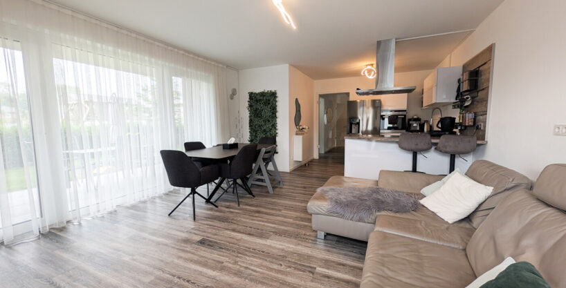 Moderne Erdgeschosswohnung mit überdachter Terrasse und Garten