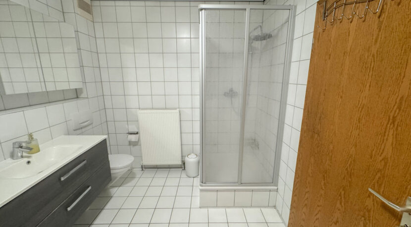 Bad mit Dusche und Wanne