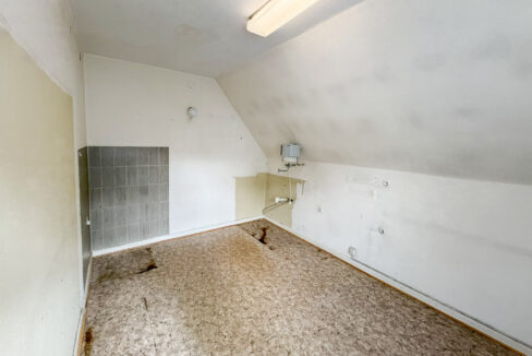 Ankleidezimmer (Küche mgl.)