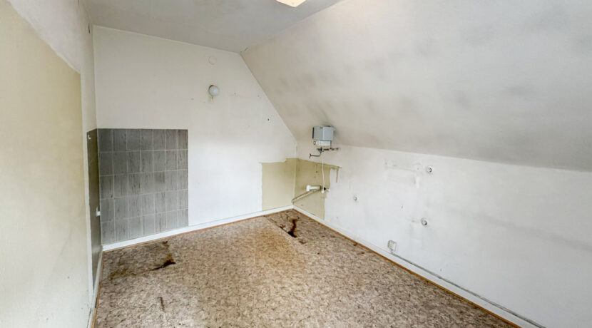 Ankleidezimmer (Küche mgl.)
